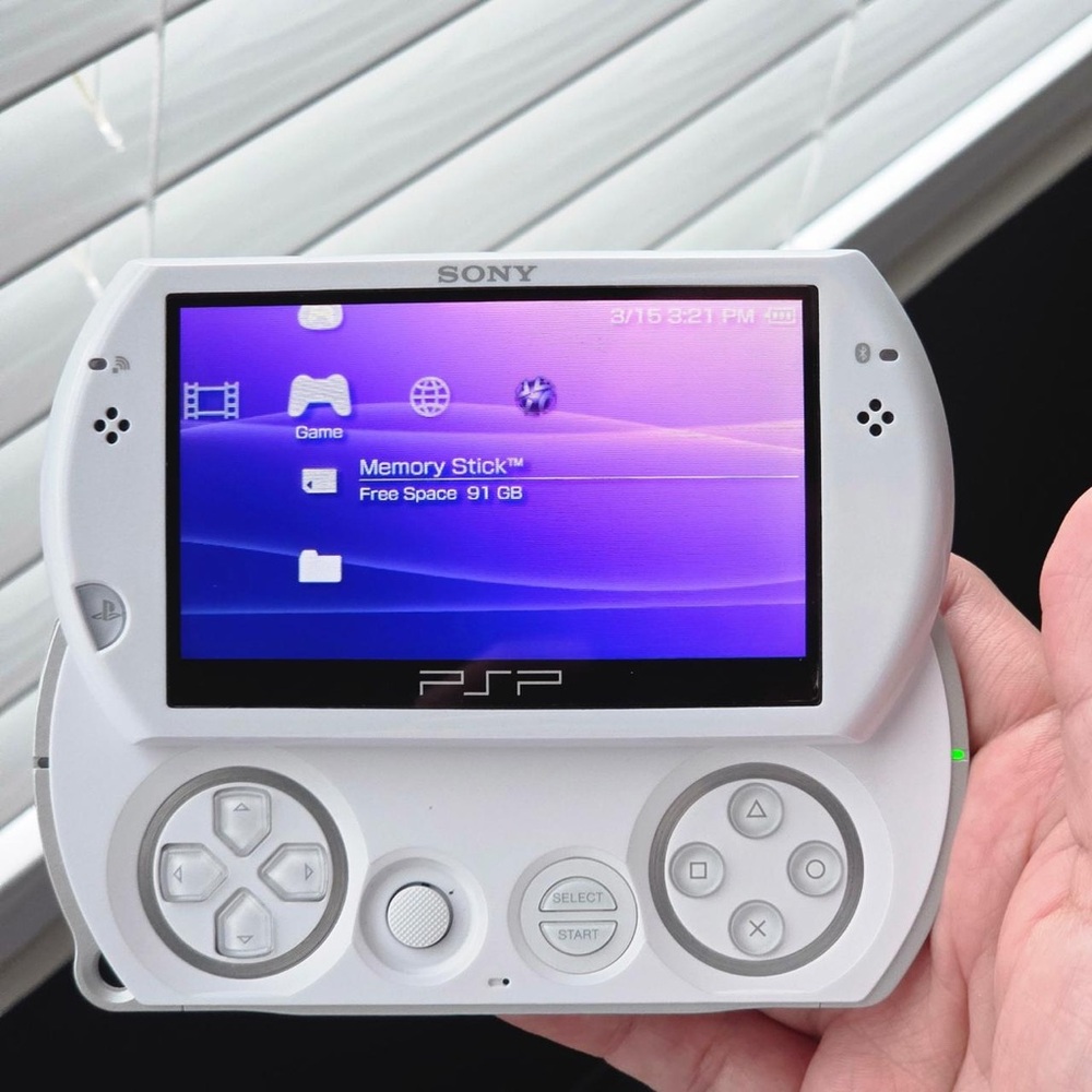 Sony PSP Go 16GB Pearl White - Picture 2 of 12